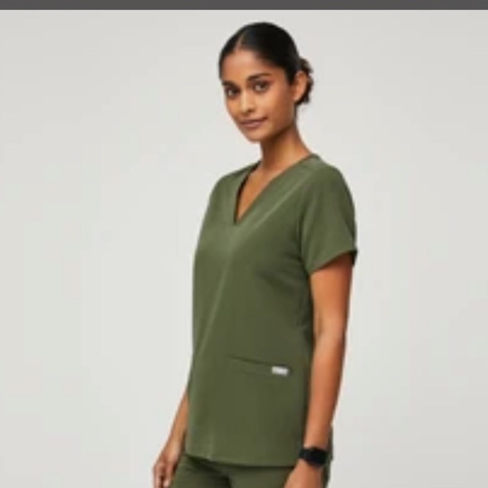 Figs Dark Olive Casma - Three-Pocket Scrub Top - M / Dark Olive. Like New!